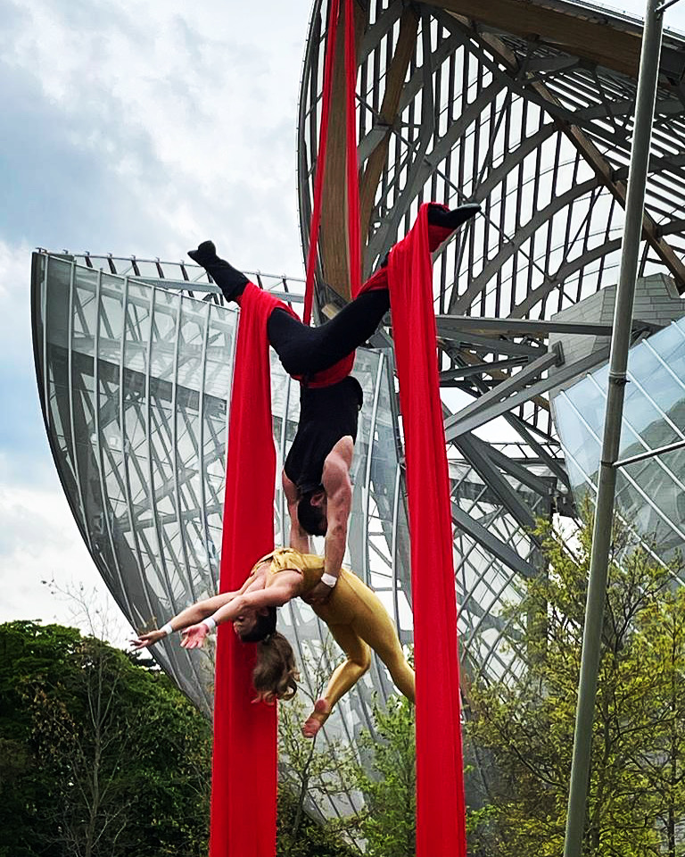 Duo aérien face à la Fondation Louis Vuitton